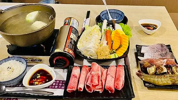 嘉義梅山景觀餐廳【雲境山城】招牌必點火鍋套餐/低消50元銅板價/地理位置優太平老街太平雲梯旁/打卡送阿里山茶葉