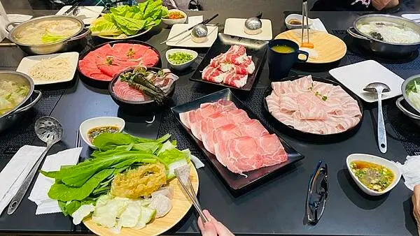 三重火鍋推薦【荖子鍋plus家樂福蘆洲店】被火鍋耽誤的麵店/只要15秒現做生鮮麵/新鮮野菜無限放題/超值商業午餐259起吃到飽/三重CP值高火鍋餐廳