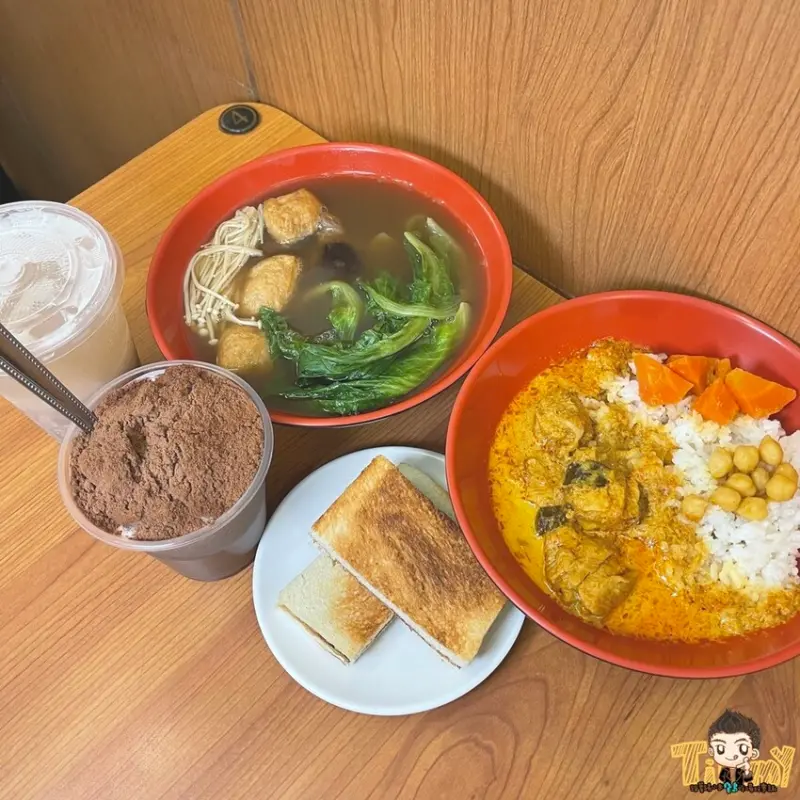 白天賣傳統滷肉飯。晚餐是特色南洋風味美食！