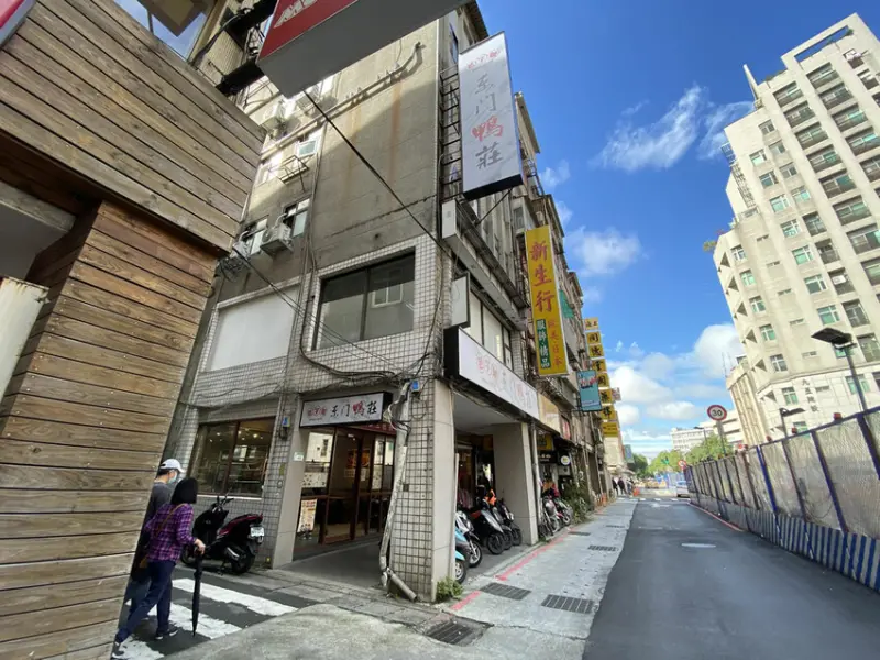 【 東門鴨莊 】終於找到我第一次吃到燒臘的感動，有43年歷史的燒臘老店果然屹立不搖！