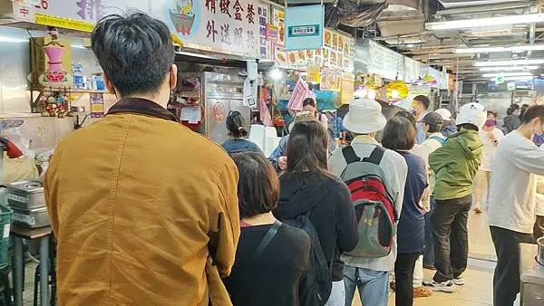 網路評價４.７顆星的爆人氣美食店家！還沒有中午用餐時間就大排長龍！想吃就至少要排隊等２０分鐘才能吃到
