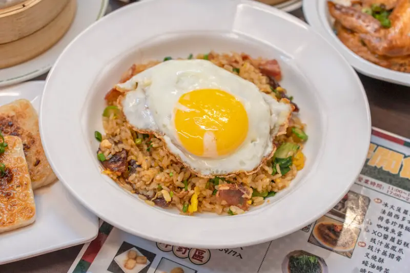 冒著自己也吃不到的危險寫了這篇文，香港人開的港式飲茶！！臘味炒飯超好吃