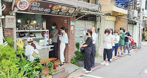 隱藏在捷運站旁邊附近裡的爆人氣美食小吃店！中午用餐時間附近上班族都會前來品嚐的店家之一，使用手工製作