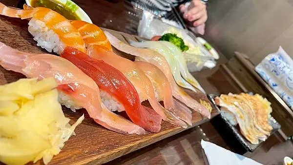 基隆-仁愛市場食尚玩家推薦排隊生魚片丼飯壽司-鈺刺身丼