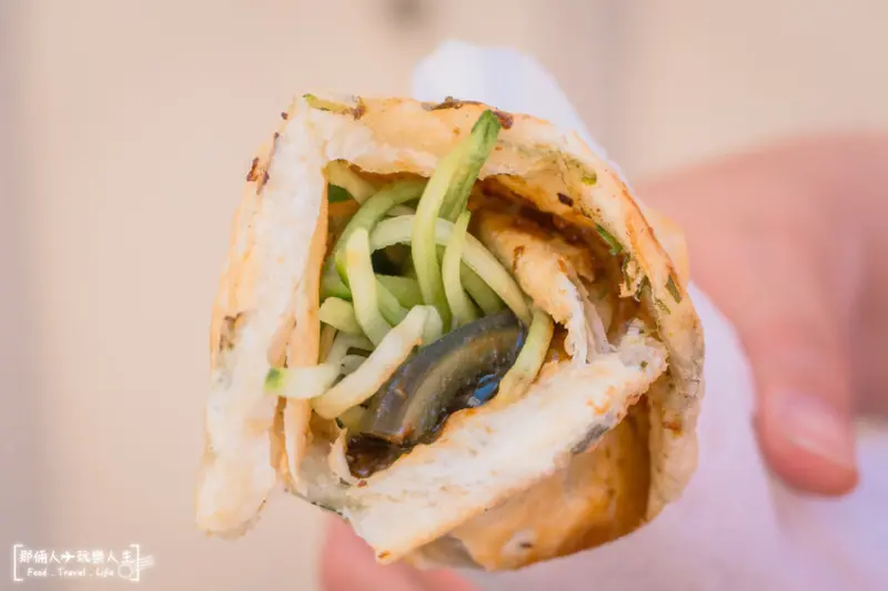 皮蛋加入捲餅也能超級搭，大片的牛腱加入捲餅，不用破百也吃得到～