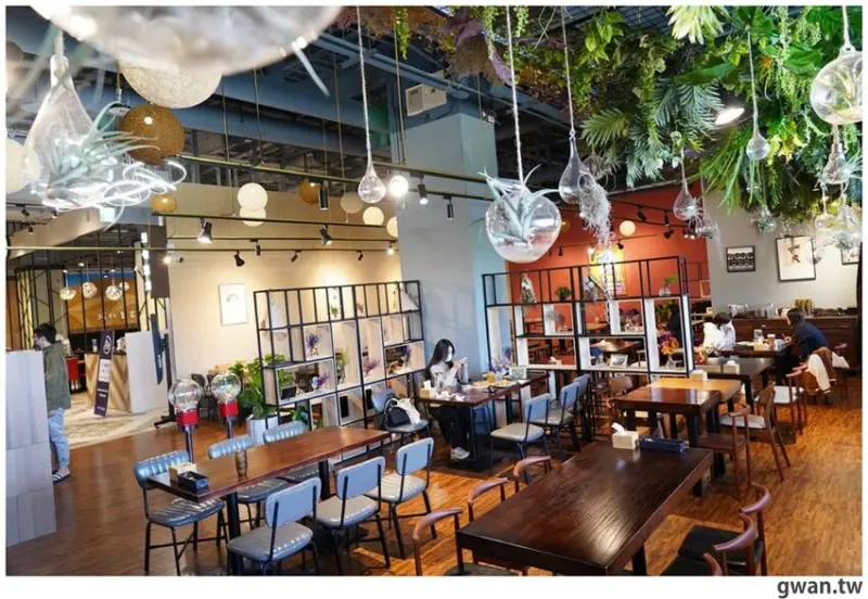 台中新開森林系餐廳，居然是一間無肉餐館，現做舒芙蕾超好吃！