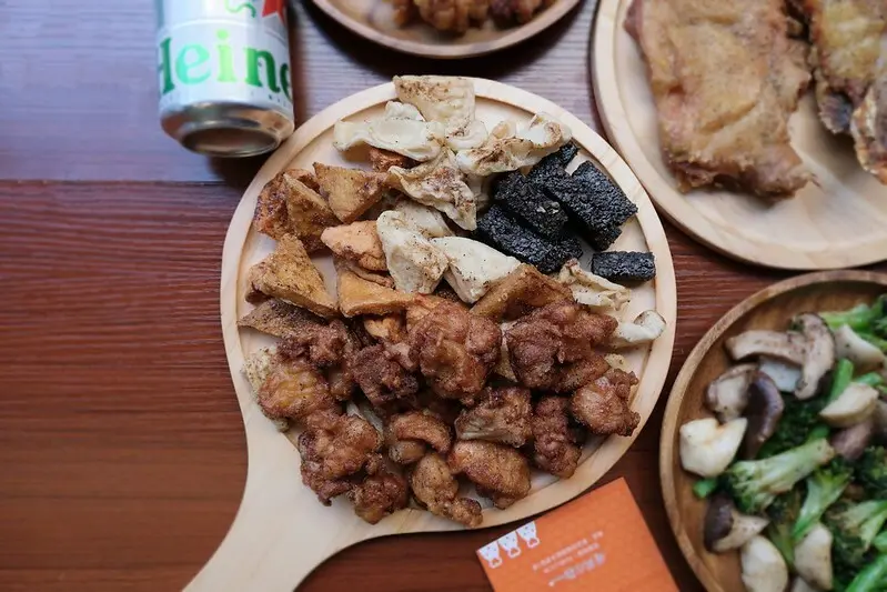 【板橋美食推薦】暖男炸雞(板橋店)，焦糖炸雞配上獨門秘醬和天然椒鹽粉，簡直太過癮了!(附菜單價位)