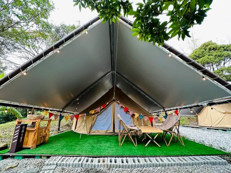 【趣兒Chill：藍鵲菲菲】台北陽明山豪華懶人露營│免搭帳台北高級露營│一泊三食「山林帳 ╴森林共享衛浴」露營開箱！
