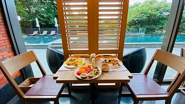 台南飯店早餐【台南捷絲旅十鼓館早餐】Just Café 捷食藝/超chill泳池畔享用早餐/招牌必喝羅宋牛肉湯/低調奢華具美感美食饗宴