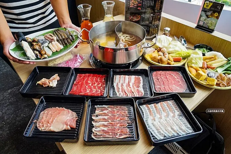 台中日式壽喜燒吃到飽！！自助蔬菜吧超過40種以上食材任你夾，頂級現切肉品吃爽爽，約會、慶生、聚餐首選！