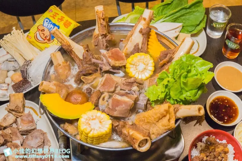 全台獨創六種湯頭+手撕羊技法，一次吃到七種羊的部位通通讓你吃到飽