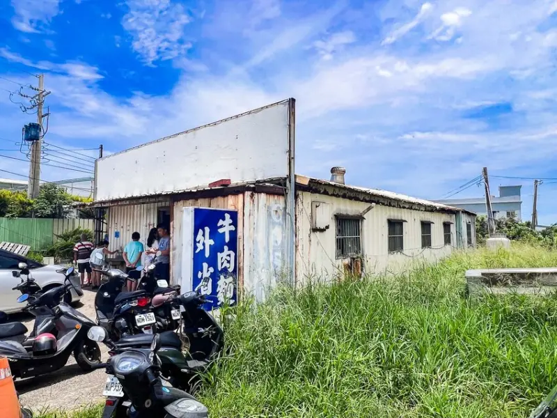 苗栗縣通霄鎮白沙屯外省牛肉麵｜連招牌都斑駁的老舊鐵皮屋，竟然是超高人氣牛肉麵店？