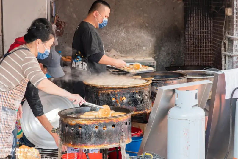 這間無名水煎包一次開好幾鍋，還是應付不了排隊的人潮～