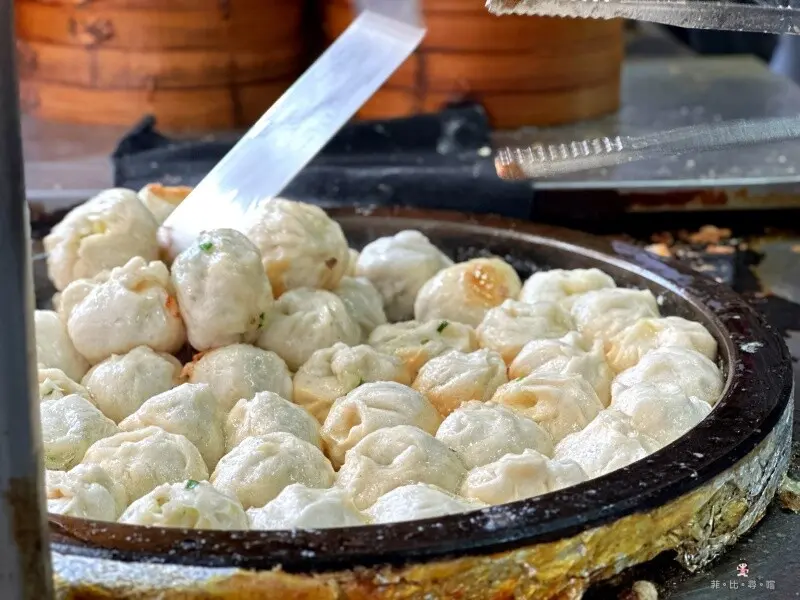 ▲三重銅板小吃推薦必吃7元水煎包：集美煎包小籠包，營業時間從早上6點開始，一路賣到晚上8點 /兔貝比 提供、WalkerLand窩客島整理