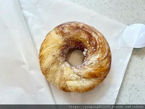 台北大安區｜滿月甜甜圈 敦化店，只有簡單的戶外座位，當作等朋友前的點心或是結束聚餐來杯咖啡都很剛好(附