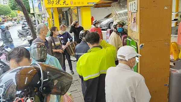 【永和美食】金仙蝦捲保平店｜想吃？就只能排隊的爆人氣便當店