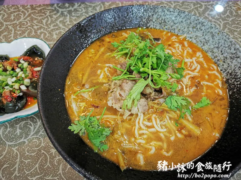 高雄。岡山》川品屋麵館。速度慢但口味還算不錯的川味麵館