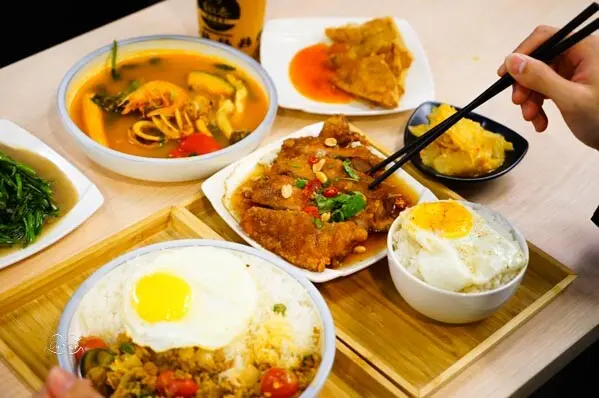 新竹美食「朝正泰」料多實在的南洋料理 必吃酥脆椒麻雞腿飯！