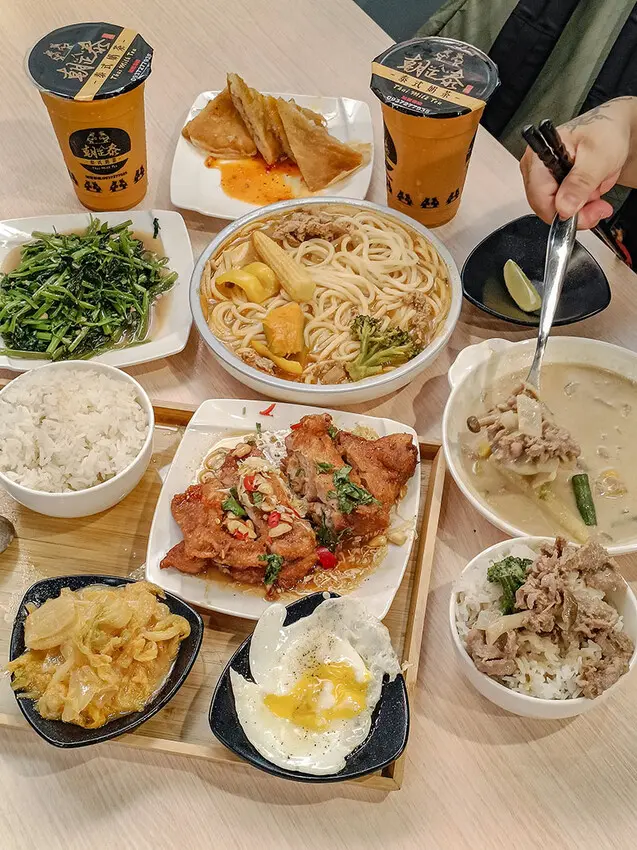 朝正泰新竹旗艦店 | 大份量泰式料理，主打黃綠紅咖哩，咖哩飯，蝦醬空心菜、酸辣蔬菜湯只要$90，+$50可以升級雙倍肉量