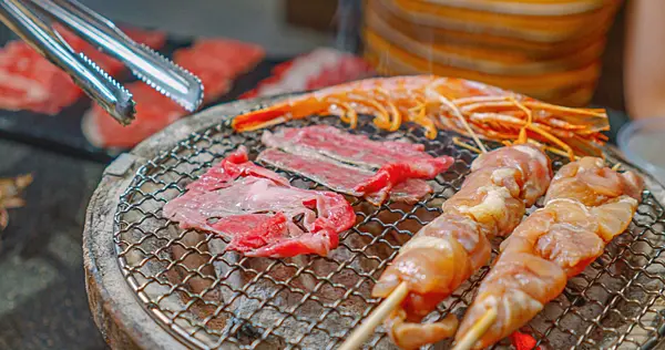 和牛吃到飽！百種主食、肉品及海鮮，帶有炭火香的正統日式燒肉，板橋燒肉吃到飽 | 【新北 板橋區】戰醬燒肉 板橋店