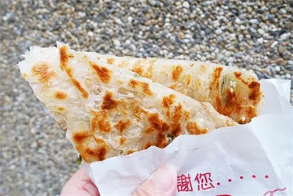 大稻埕美食-復古文青風永樂蔥油餅，平價美味蔥油餅/甜甜圈，迪化街美食小吃，近永樂市場、北門捷運站