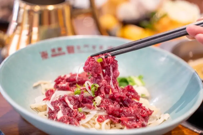 金門必吃溫體牛火鍋-超便宜溫體牛吃到飽，為了餐廳、肉乾養了牛才可以這樣做欸｜圓頭金門農牧概念館-鮮沖溫