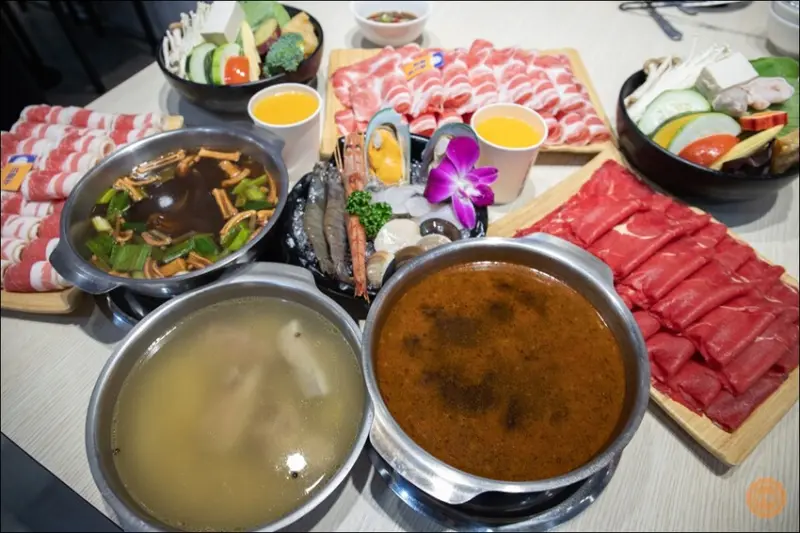 台中市東區台中車站美食｜東區台式平價火鍋推薦：小伍手路鍋 火鍋239起，白飯、冰淇淋吃到飽！！