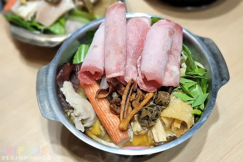 台中火車站附近平價個人小火鍋，150元就吃得到台式特色湯頭，白飯以及飲料冰品自助吧還無限取用哦！