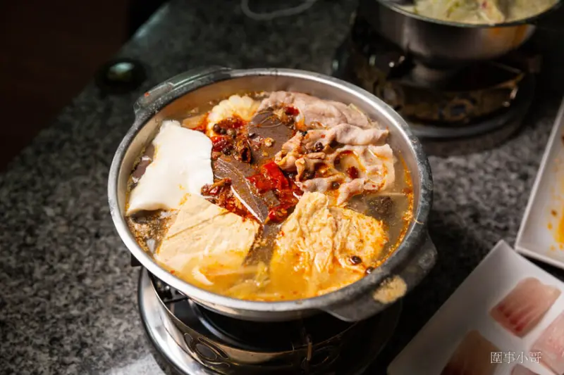 龍岡美食小火鍋推薦-山巴麻辣小火鍋，鍋物選擇多樣湯頭用心熬煮，而且私房炒泡麵跟紅油炒手也超美味的啦！