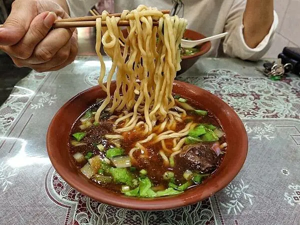 牛車牛肉麵｜在地人強推！擁有Q彈拉麵的平價牛肉麵｜高雄小港
