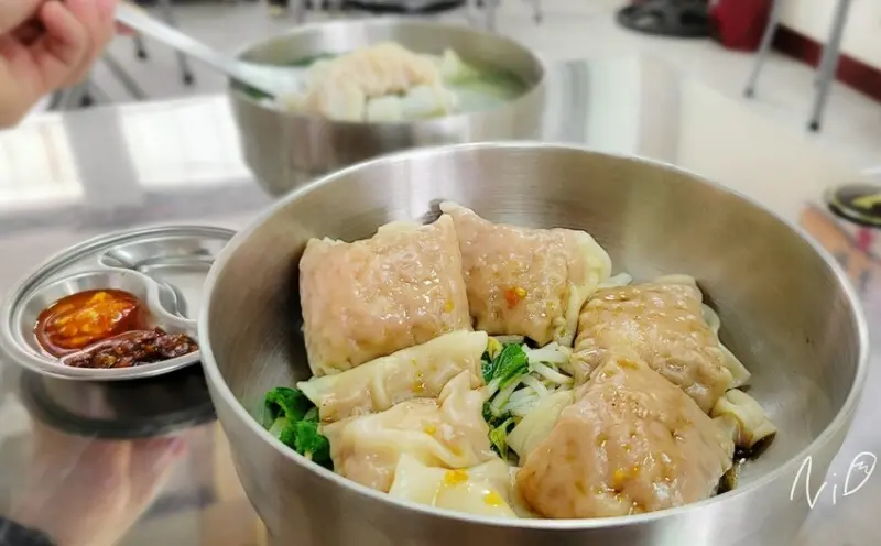 [食記。嘉義]吉興鮮蝦餛飩。包入整尾蝦仁的枕頭形大鮮蝦抄手&鮮肉餛飩湯