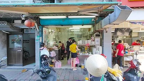 【台北美食】佳味排骨麵｜超厚實排骨，吃起來超有爽度的排骨麵