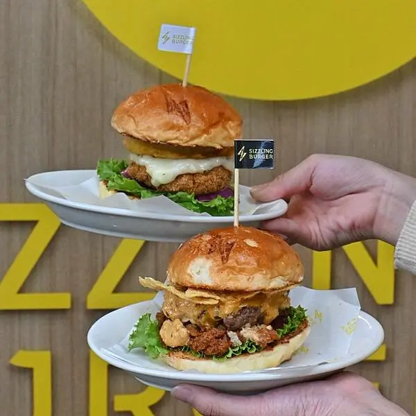 SizzlingBuger 嗞嗞漢堡∥鼓山區美食∥青海路美食∥美式手打漢堡堡閃電標誌LOGO可愛度大增∥美式黃白色調裝潢清