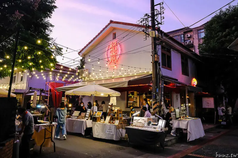 濃厚台式懷舊風，紀苑串燒居酒屋，干貝刈包海味豐富，逛市集吃串燒搭惠比壽，歡樂滿點！