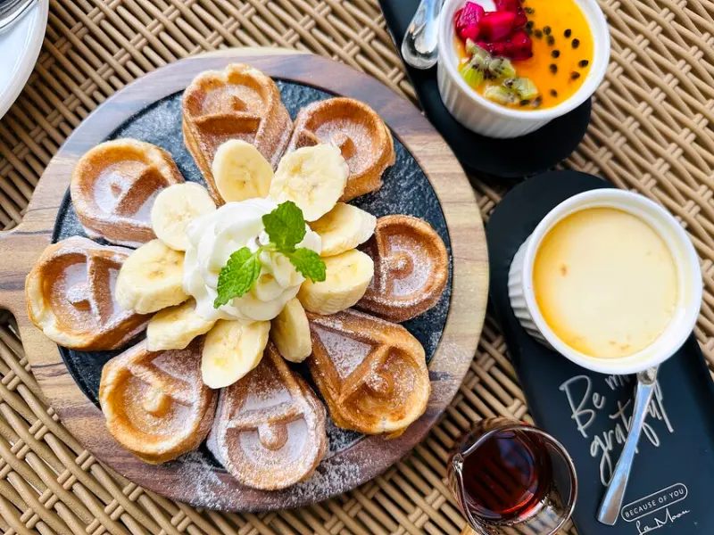 【La Moon玉膳坊朗月庭園餐廳】內湖美食餐廳包場派對都適合！內湖下午茶招牌麻糬鬆餅必吃！寵物友善餐廳與毛孩戶外草坪偽野餐～