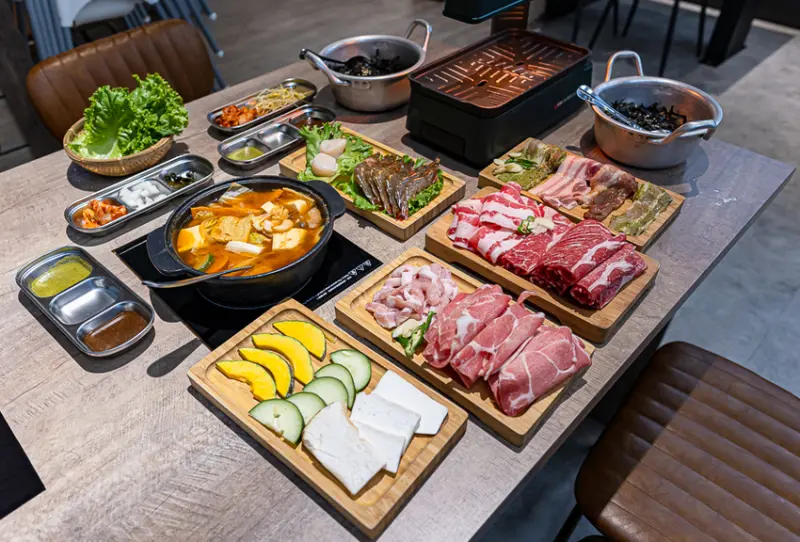 來份雙人烤肉套餐搭上個特色料理銀桶子套餐，有韓式燒肉又有特色料理十分豐盛，置地生活廣場推薦美食｜燒桶子韓食料理