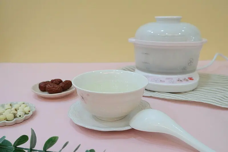 全台唯一自產自銷的「高圓清燕窩」，口感絲滑無腥味，搭配專屬燉鍋燉煮，保留最完整的營養！禮盒介紹、燉煮