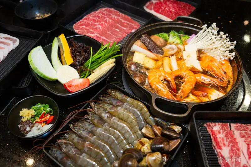 中壢吃到飽推薦-金大鋤壽喜燒！12月底前吃到飽C套餐免費加碼升級大白蝦以及50元硬幣一樣大的肥美蛤蜊唷！還多了雪花牛小排跟嚴選和牛啦～快點訂位吧因為優惠活動只到12月底唷！