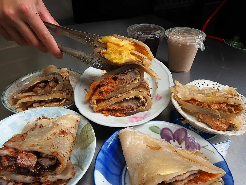 躲在超隱密巷子裡的巨型粉漿蛋餅，十多種口味任你挑，隱藏版口味居然只有平日才吃的到？？