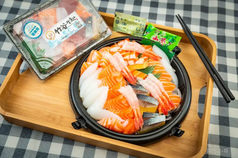 桃園超優質生魚片推薦！鄰居阿姨們吃了開始暴動要求開團啦～魚肉又厚又新鮮還超便宜啊！就算藏在新永和市場裡也無法掩蓋住新鮮滿點CP值突破天際線的超美味生魚片喔！