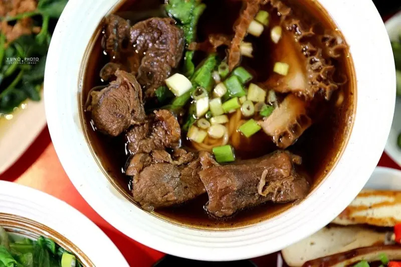 私房藥燉紅燒牛肉麵四重奏！頂級腱子心、牛筋、牛肚與板腱不用選一次通通來｜進城牛肉麵