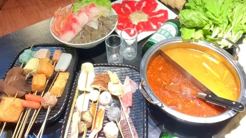 台北食記【特色火鍋】最正宗的貴州苗族香辣火鍋─苗妞串串香鍋【中山區火鍋】火鍋控最愛，湯頭香辣又甘鮮，吃完潤心肺