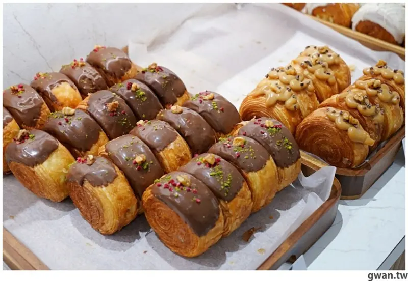 紐約爆紅圓可頌台中就能吃到！藏身巷內50年老宅裡，試營運就人潮滿滿！