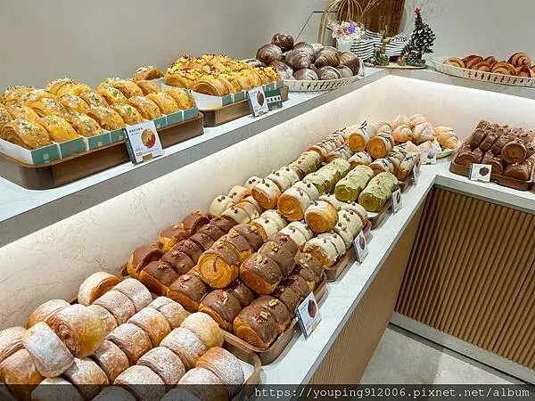 台中西區｜獻．烘焙 iminding，老宅翻新配上台灣首創的圓可頌，有我愛的一般牛角可頌，和兩款鹹食可以選擇