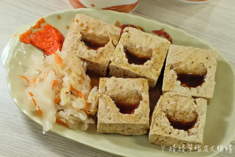 新豐宵夜美食只賣四樣東西就嚇嚇叫！買兩份臭豆腐送一碗湯！臭豆腐外酥內軟咬開秒爆汁