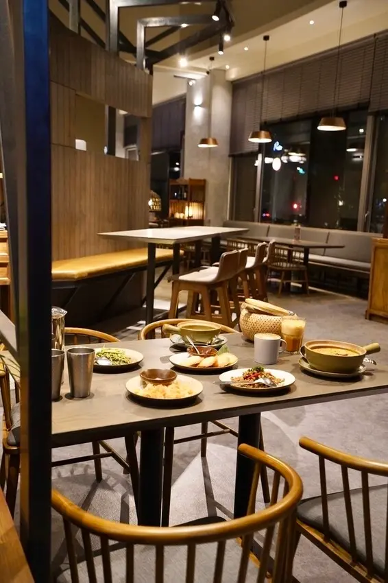 初泰 Pikul - 挑高天花板、整面落地窗眺望101，極致用餐景色，道地泰式料理手法，信義區象山泰式料理推薦