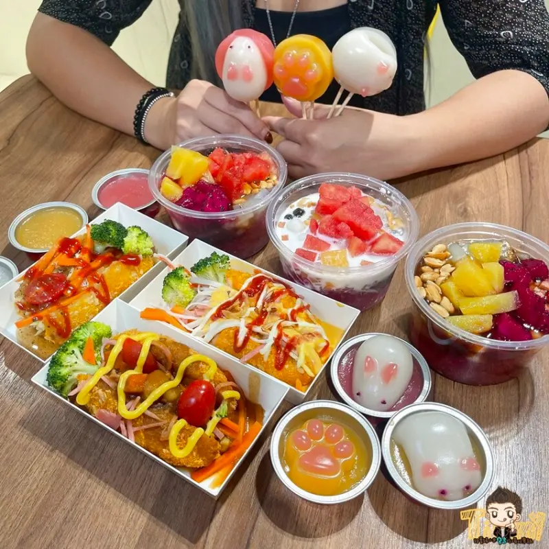 全台獨家超卡哇伊的港式砵仔糕。滿滿水果色彩繽紛的四川冰粉。加上黃金芝士薯 甜鹹一次滿足！ 