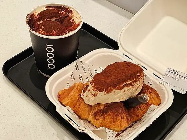 (胖樺食記)來自紐約的「10000 Ten Thousand咖啡 微風南山店」/提拉米蘇可頌/維也納咖啡/人氣排隊名店/不收服務費