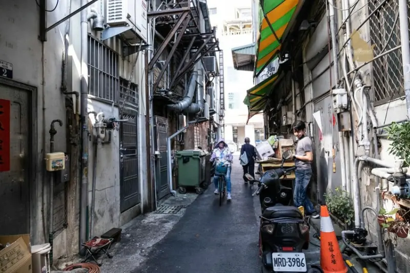 台中素食 -第二市場裡的老字號素食麵攤-美景素食麵  推菜捲必點