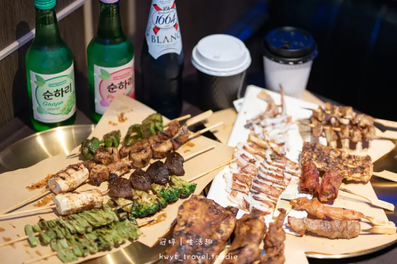 【焦糖楓串燒忠孝復興店】獨家漢方撒粉！大安區平價串燒推薦，超佛好吃串燒16元起，捷運忠孝復興美食│菜單